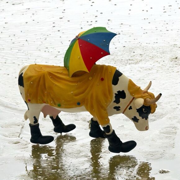 COW PARADE #7704 Mooing in the Rain 2005 W/Tag No Box -Raincoat, Umbrella, Boots - Picture 1 of 16